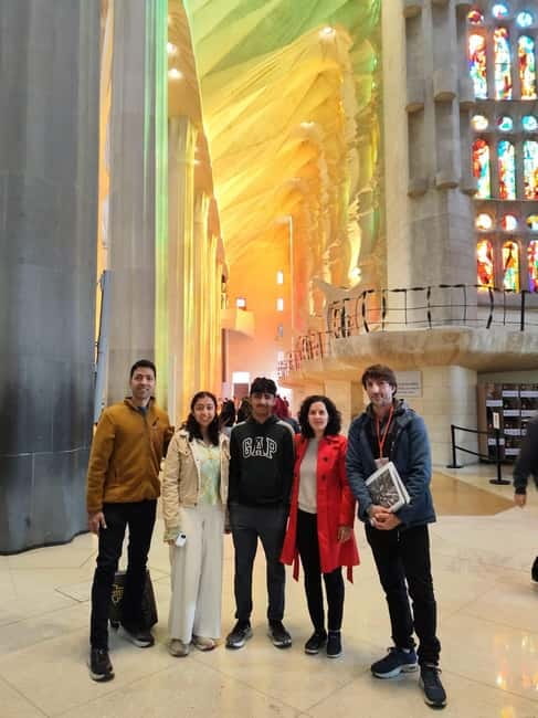 Barcelona: Sagrada Familia Skip-the-line Tour with Guide - Key Points
