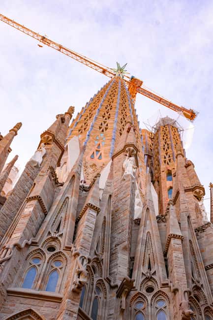 Barcelona: Sagrada Familia Tour & Authentic Tapas Experience - Explore the Sagrada Familia with Skip-the-Line Access and Expert Guidance