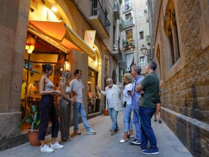Barcelona: Sagrada Familia Tour & Authentic Tapas Experience - Logistics and Group Size