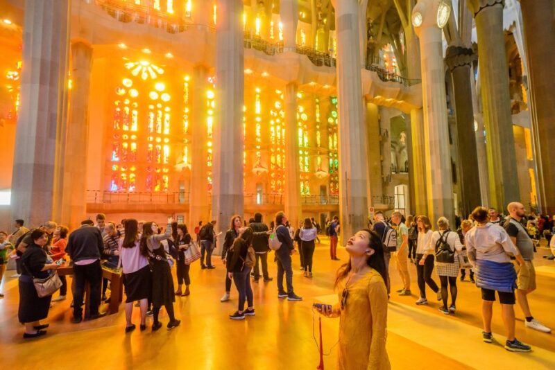 Barcelona: Sagrada Familia Tour & Optional Tower Visit - The Role of the Guide in Enhancing the Experience