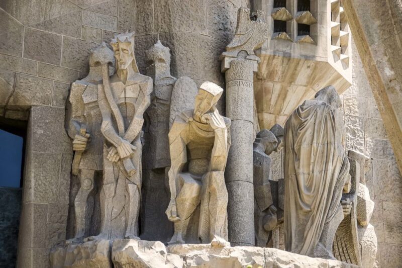Barcelona: Sagrada Familia Tour with Optional Tower Access - Accessibility and Practical Tips for Tour Participants