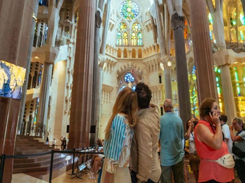 Barcelona: Sagrada Família Tour with Skip-the-Line Access - Practical Details: Meeting Point and Group Size