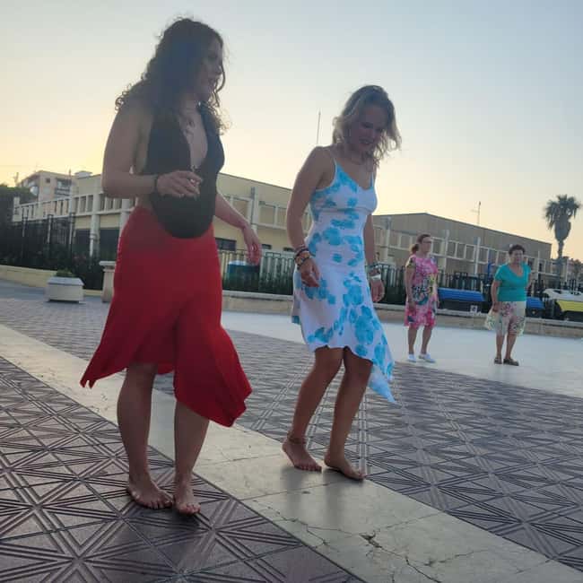 Barcelona: Salsa Class by the Beach - The Experience of Dancing by the Sea