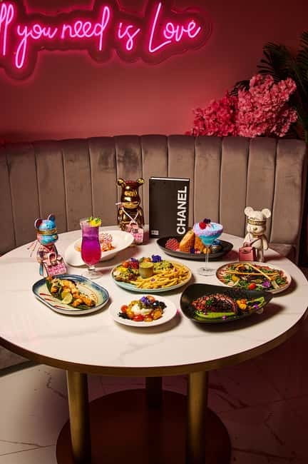 Barcelona: Sensory Dinner Signature Cocktail and Live Show - Who Will Cherish This Experience?