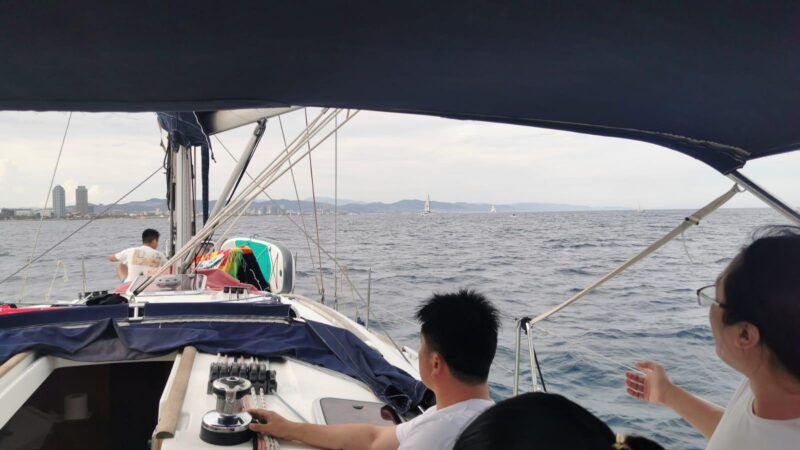 Barcelona: Shared cruise with chill music (+welcome drink) - Key Points