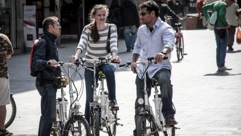 Barcelona: Small Group or Private Bike Tour - Key Points