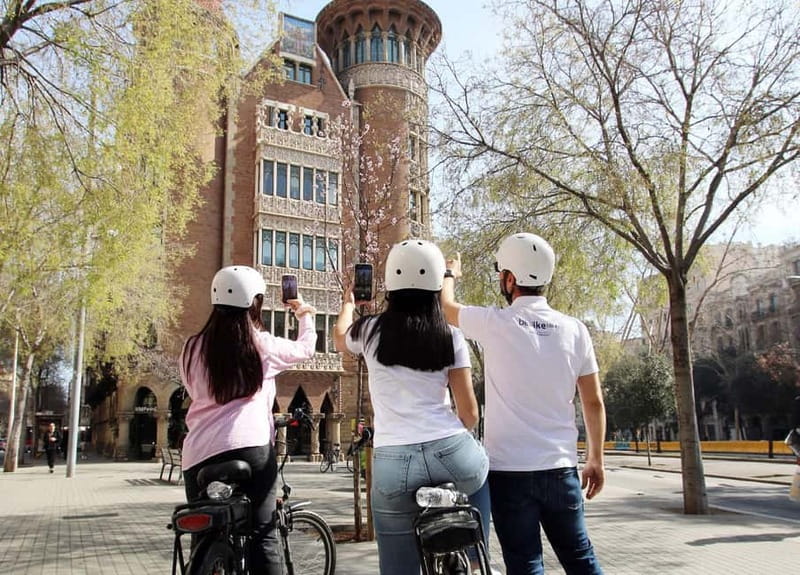 Barcelona: Tapas Tasting Tour by Regular Bike or E-Bike - Visiting Sagrada Família and Its Surroundings