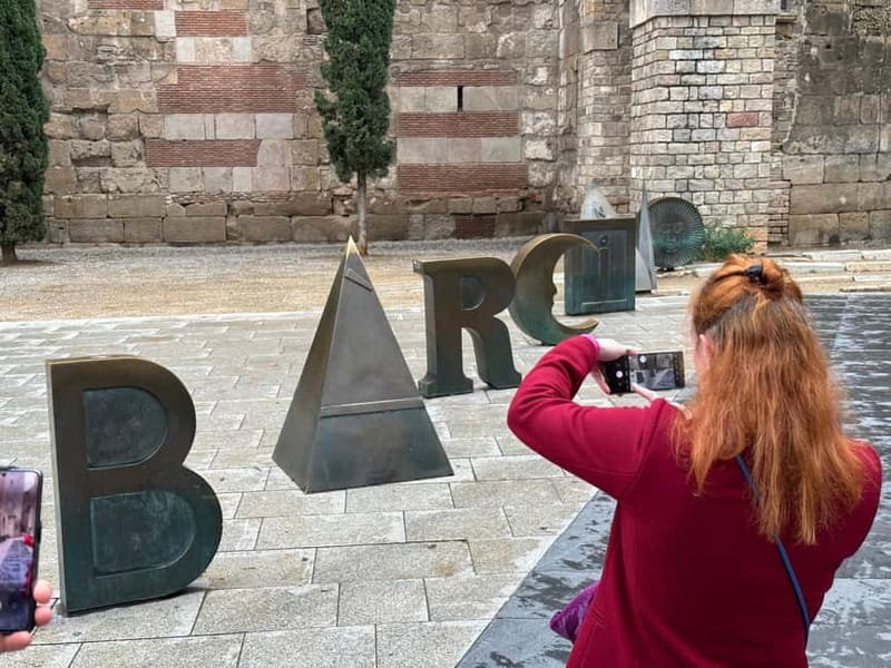 Barcelona: Tasty Street Food and Sightseeing Guided Tour - Discovering Plaça del Rei: The Royal Historic Heart