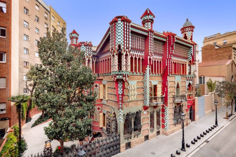 Barcelona: The 3 Gaudí Houses Tour - The Logistics of the Tour: Meeting Point and Group Size
