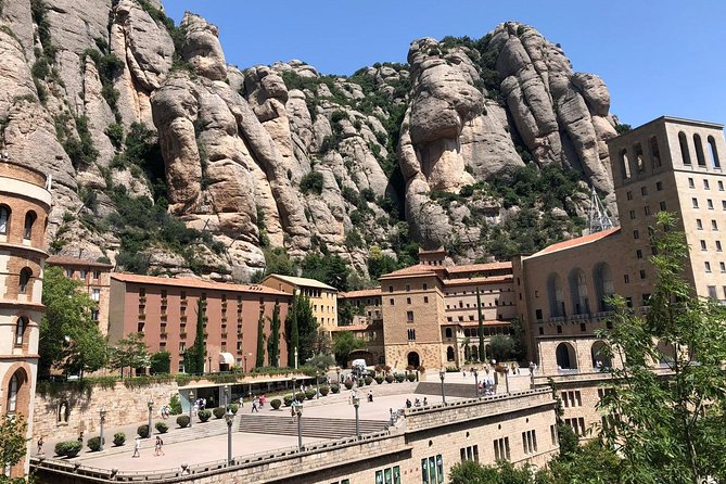 Barcelona to Montserrat: Guided Tour & Return Bus Transfers - Guides Who Make the Difference