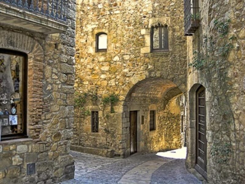 Barcelona: Tour Besalu, Costa Brava with Cami de Ronda and medieval villages - Walking Along the Historic Cami de Ronda on the Costa Brava