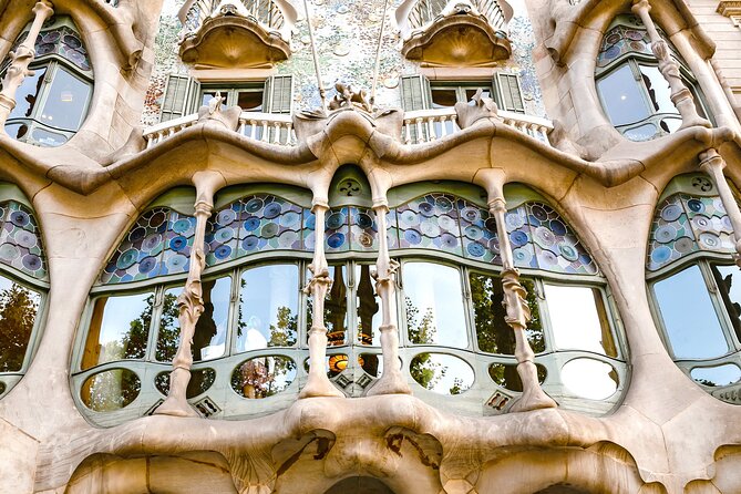 Barcelona Tour from Your Cruise Ship - Arc de Triomf and the Artistic Passeig de Gracia