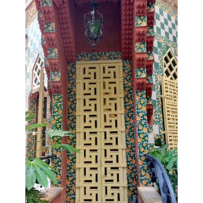 Barcelona: Visit the first house of Gaudí & "Human Towers" - Discover Gaudí’s Beginnings at Casa Vicens