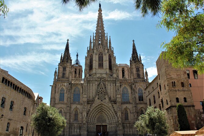 Barcelona walking tour Gothic Quarter and Ramblas+Boat trip - Key Points