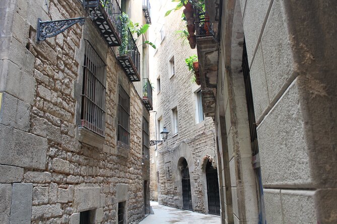 Barcelona walking tour Gothic Quarter and Ramblas+Boat trip - The Vibrant Atmosphere of Las Ramblas