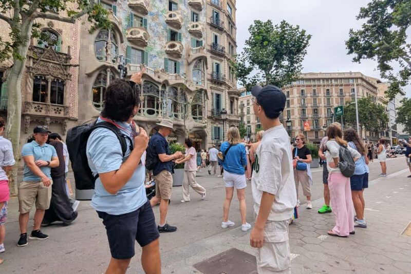 Barcelona Walking Tour: Modernisme & Iconic Architecture - Exploring Gaudís Masterpieces: Casa Batlló & Casa Milà