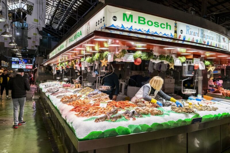 Barcelona: Walking tour with Montjuic Castle & Cable Car - Montjuïc Castle and Its Dungeons: A Fortress with Viewpoints