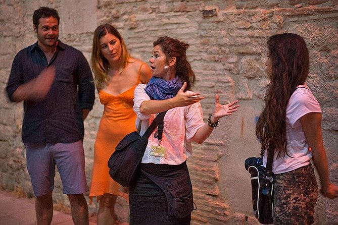 Barcelona's Dark History Night Tour - The Use of Visual Aids and Guide Interaction