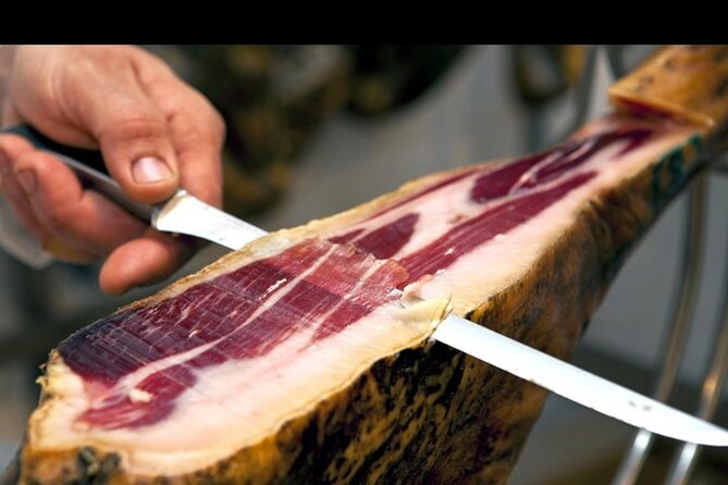 Barcelona´s Lunch or Dinner Tapas Tour: Food, drinks, happiness! - Key Points