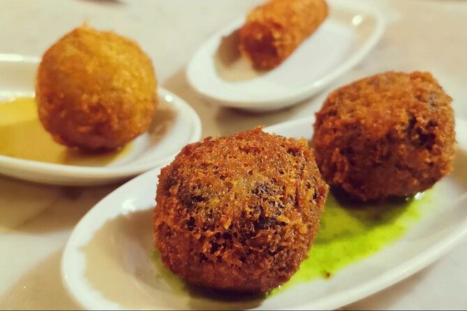 Barcelona´s Lunch or Dinner Tapas Tour: Food, drinks, happiness! - Exploring Placa del Rei: A Historic Gotic Landmark