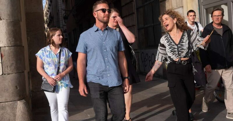 Barcelona's Old Quarter Hidden Corners with Food & Wine - Key Points