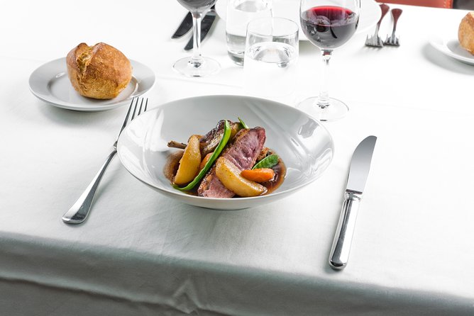 Bateaux Parisiens Seine River Gourmet Lunch & Sightseeing Cruise - The Atmosphere and Service Quality