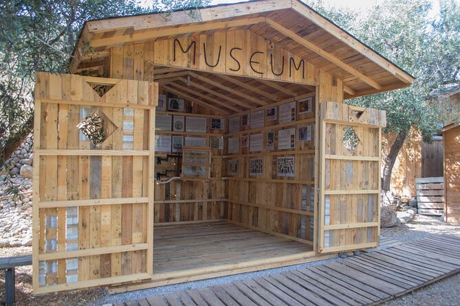 Beekeeping and Honey Stories in Itea - The Experience of Dressing as a Beekeeper