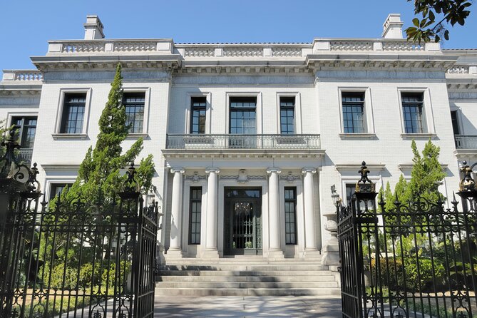 Behind The Scenes Movie Tour Midnight in the Garden - Practical Details: Meeting Point and Group Size