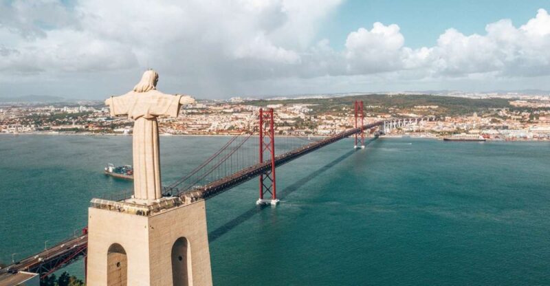 Belém, Lisbon Aqueduct and Cristo Rei with a guide Van Tour - Crossing the 25 de Abril Bridge for Scenic Views