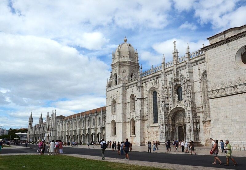 Belém, Lisbon Aqueduct and Cristo Rei with a guide Van Tour - Lunch with a View in Cacilhas