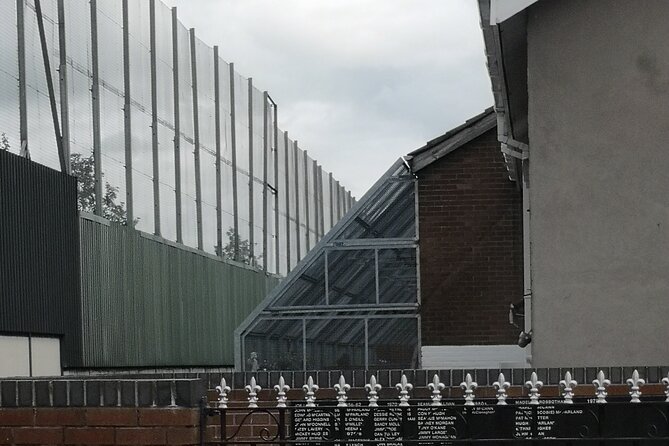 Belfast black taxi tours - Belfast’s Murals Show Support for Global Causes