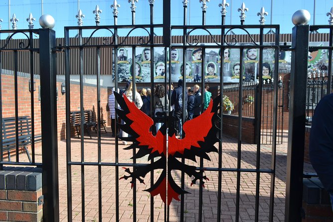 Belfast original taxi drivers 2hr of The history of terror tour - The Significance of Shankill Road and Political Murals