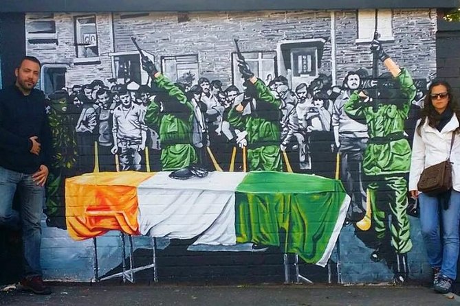 Belfast political war and peace private taxi tour 2 hrs - Exploring International Murals on Divis Street