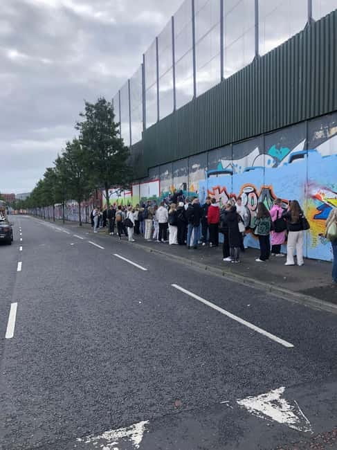 Belfast: Private Black Taxi Tour with Guide - Exploring Falls Road and the Murals