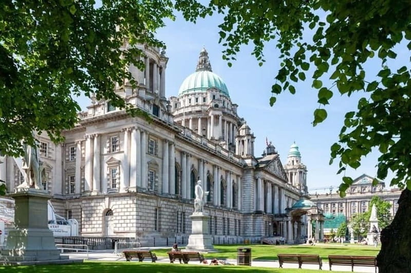 Belfast : Sightseeing Private Custom Tour with a Local Guide - The Guide’s Expertise and Multilingual Options
