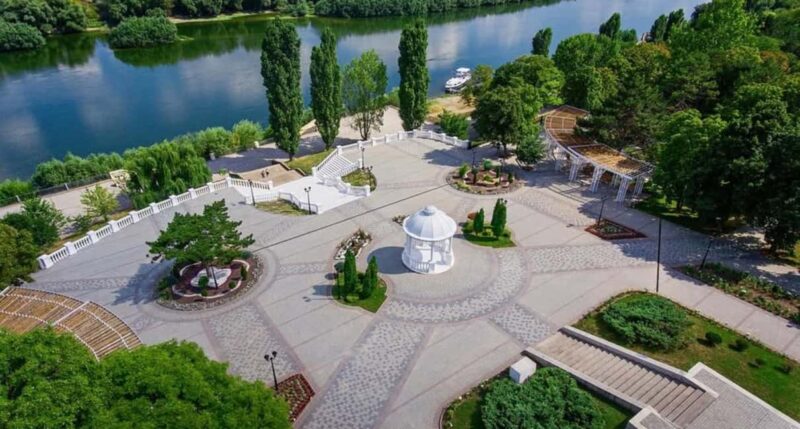 Bender: Bender Fortress and Dniester River Tour - Shopping for Local Goods and Spirits