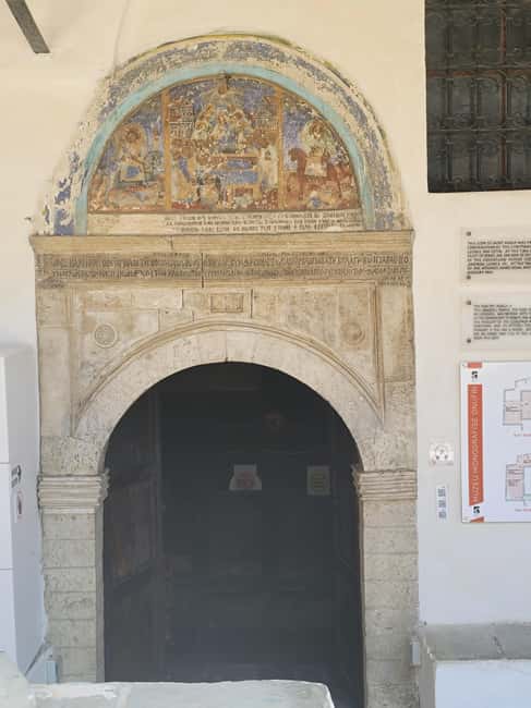 Berat Premium: Castle, Icons, Traditional Lunch from Tirana - Strolling Through the Old Bazaar and Ottoman Windows