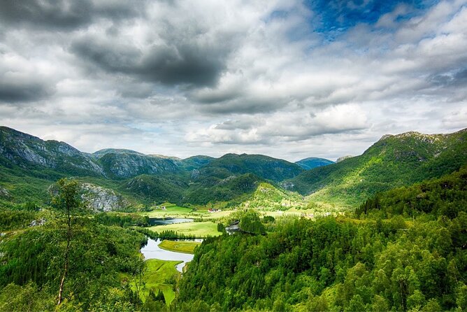Bergen Golden Circle Fjortour by Minibus - Mo Village: Picturesque Hamlet with Architectural Charm