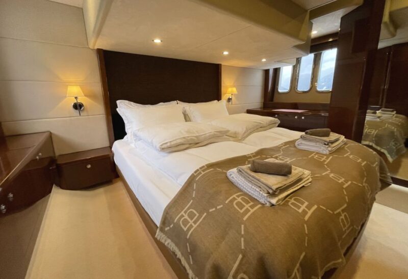 Bergen: Private Evening Yacht Cruise with Snacks and Wine - Viewing Bergen’s Seven Mountains Including Mount Fløyen