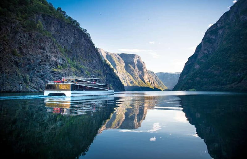 Bergen: UNESCO Fjord Cruise, Flåm & Stegastein - Incl. Lunch - Marveling at Tvindefossen Waterfall