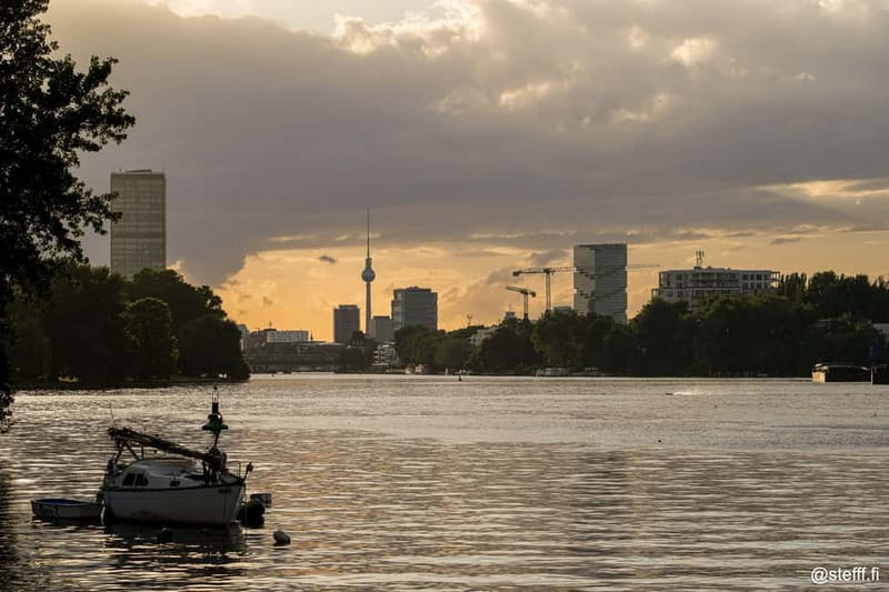 Berlin: 2.5-Hour Beer & Sunset Sightseeing Boat Cruise - Key Points