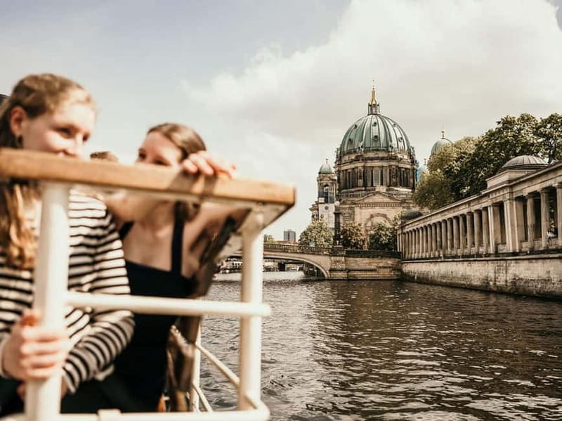 Berlin: 2.5-Hour Beer & Sunset Sightseeing Boat Cruise - Relaxing and Environmentally Friendly Boat Design