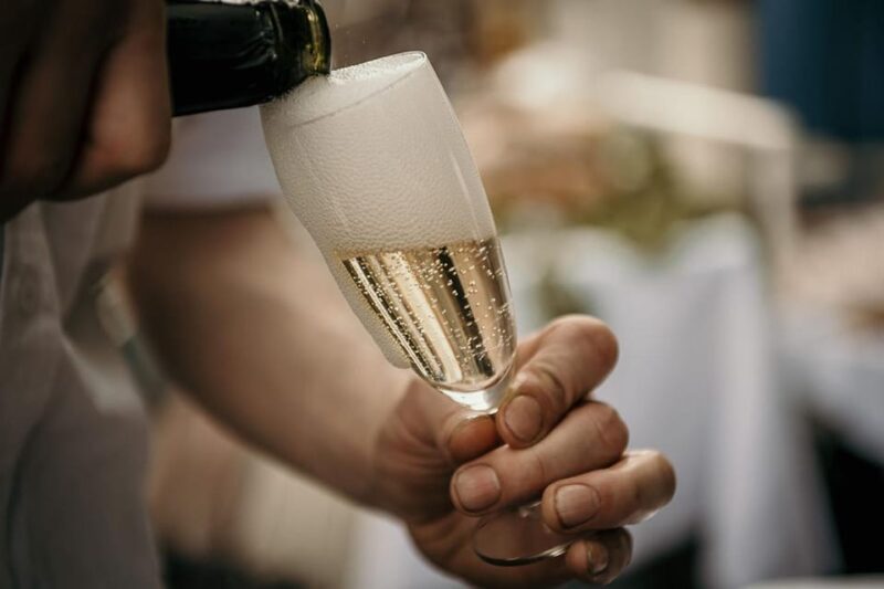 Berlin: 2.5-Hour Beer & Sunset Sightseeing Boat Cruise - Food, Drinks, and Onboard Experience