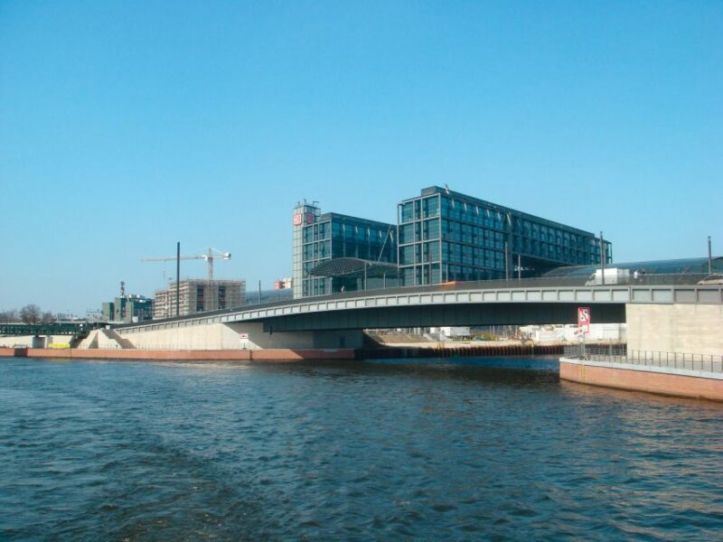 Berlin: 2.5-Hour East Side Boat Cruise with Commentary - Starting Point Near Hackescher Markt