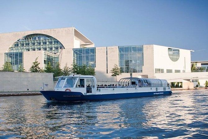 Berlin 3-Course Dinner Cruise - The Crew and Service Experience