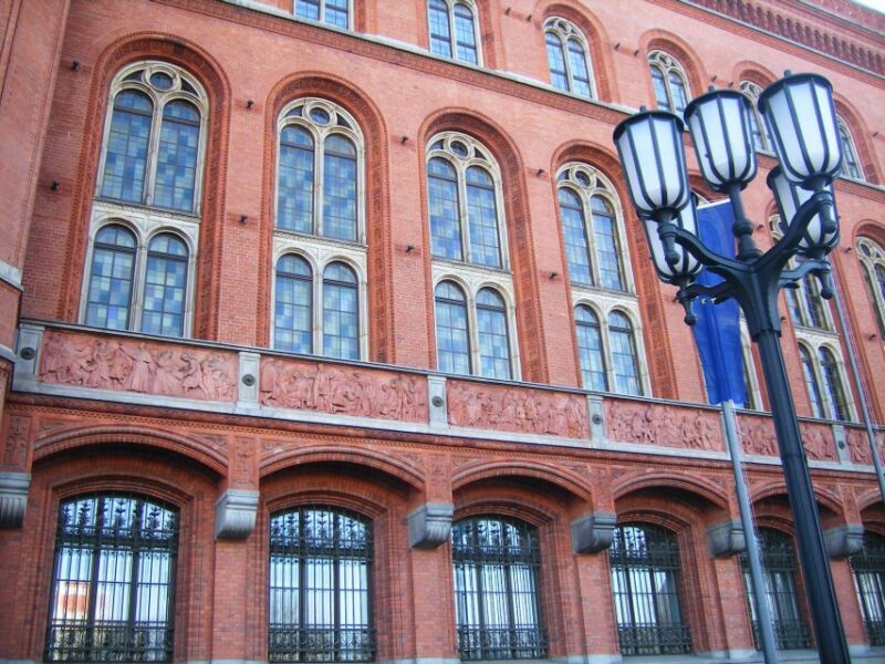 Berlin: 4-Hour Guided Highlights Tour in Spanish - The Significance of Potsdamer Platz and Brandenburg Gate