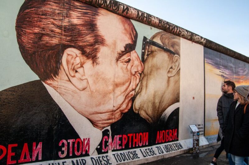 Berlin: Alternative Culture Walking Tour & Photoshoot - Exploring Berlin’s Vibrant Underground Districts