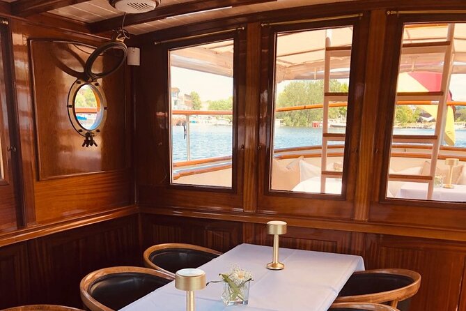 Berlin Boot Sightseeing Tour on Electric Private Yacht - Meeting Point and Easy Access