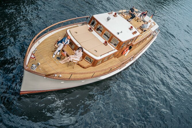 Berlin Boot Sightseeing Tour on Electric Private Yacht - The Onboard Experience: Service and Atmosphere