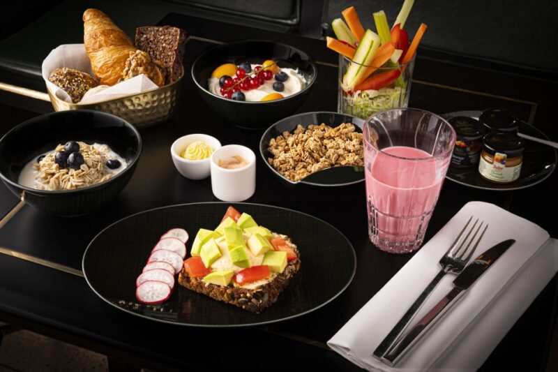 Berlin: Breakfast at Café Wintergarten - A Cozy and Relaxed Atmosphere with Friendly Service